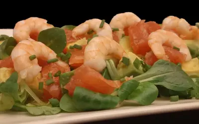 Salade fraîche et colorée : crevettes, avocat, pamplemousse rose, roquette et ciboulette. Un délice léger et savoureux.