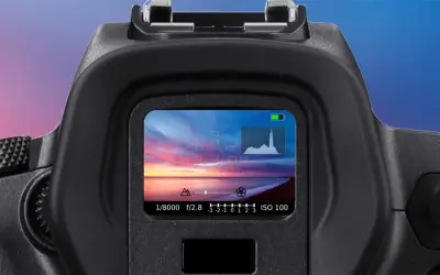 Il mirino elettronico mostra un tramonto mozzafiato sul mare, con impostazioni di scatto e istogramma.