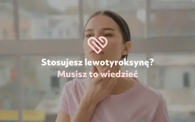 Kobieta dotyka szyi, zastanawiając się, czy przed badaniem tarczycy brać tabletkę. Napis: "Stosujesz lewotyroksynę? Musisz to wiedzieć".
