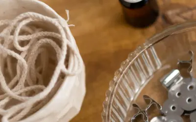 Bawełniany sznurek w ceramicznym naczyniu i metalowe stopki do knotów – idealne, by dowiedzieć się, z czego zrobić knot do świeczki.