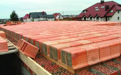 Budowa stropu ackermana. Rzędy pustaków ceramicznych czekają na zalanie betonem, tworząc solidną konstrukcję.