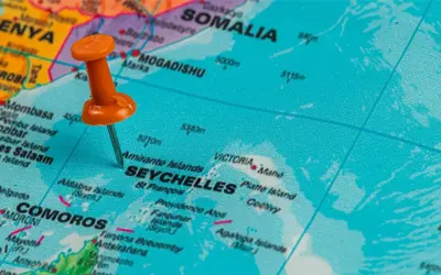 Mapa z zaznaczoną na Seszele pomarańczową pinezką. Widoczne też Kenia, Somalia, Komory.