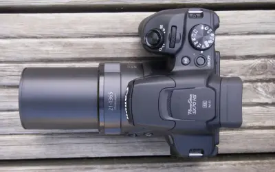 Svart Canon PowerShot SX70 HS kamera med 65x zoom, redo för ett test.