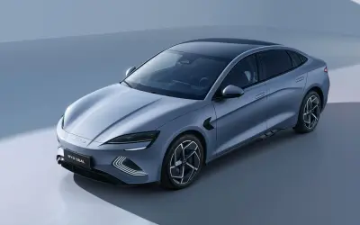 Elegante sedán azul BYD Seal, un coche eléctrico que redefine el byd significado.