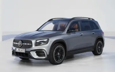 Szary Mercedes GLB 200 z brązowym wnętrzem, prezentujący nowoczesny design i komfort.