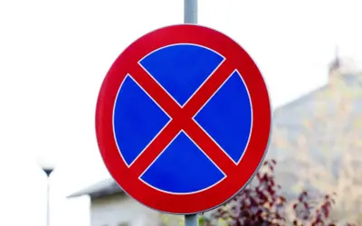 Znak drogowy informujący o bezwzględnym zakazie parkowania. Nie zatrzymuj się tutaj, bo to nielegalne!