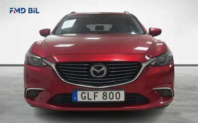 Röd Mazda 6 kombi, perfekt för en familjeresa. Läs vårt mazda 6 begagnad test för att se om den passar dig.