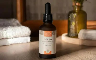 Flacon d'huile d'abricot illuminatrice, pour le visage et le corps. Découvrez les huile d'abricot bienfaits pour une peau éclatante.