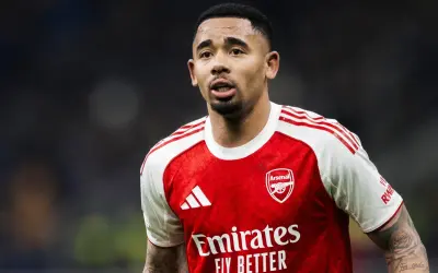 Gabriel Jesus w koszulce Arsenalu, zmartwiony, być może po kontuzji.