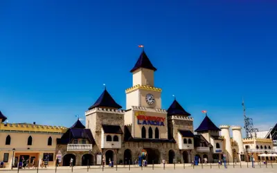 Zamek Energylandia z zegarem i napisem "ENERGY LANDIA". Idealne miejsce na całoroczną zabawę, jak z biletem rocznym.