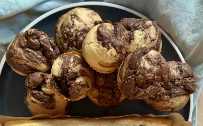 Ein Haufen leckerer Nutella Muffins mit Marmorierung auf einem Teller.