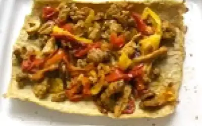 Un wrap poulet poivron, garni de morceaux de poulet et de poivrons colorés, prêt à être dégusté.