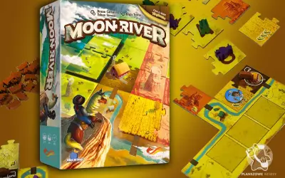 Gra planszowa "Moon River" z motywem Dzikiego Zachodu. Na pudełku kowboj na koniu, a obok elementy planszy i żetony.
