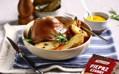 Gotowana golonka w zupie? Nie, to pieczona golonka z ziemniakami i marchewką. Idealna na obiad, doprawiona świeżym pieprzem.