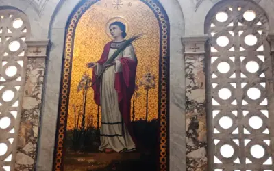 Mozaika przedstawia świętą z palmą, symbol męczeństwa. Obraz jest ozdobą kościoła, przypominającą o wierze, szczególnie 21 stycznia.