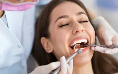 Ortodonta czy dentysta? Poznaj kluczowe różnice i wybierz specjalistę