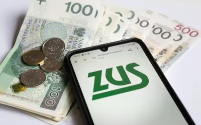 Pieniądze i telefon z logo ZUS. To może być pomoc w uzyskaniu renty chorobowej.