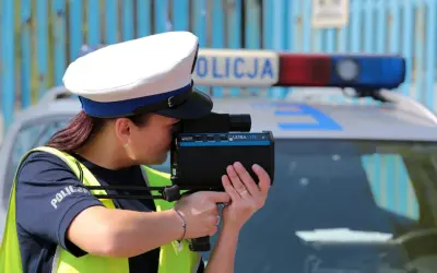 Policjantka mierzy prędkość z bliskiej odległości za pomocą radaru.