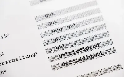 Zeigt eine Liste mit Noten, darunter "gut", "sehr gut" und "befriedigend". Eine schulnote, die die Leistung eines Schülers bewertet.