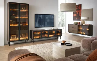 Moderne wohnzimmer beleuchtung ideen: Vitrine und Sideboard mit integrierter LED-Beleuchtung schaffen eine warme Atmosphäre.