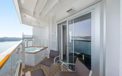 Balcone MSC con vasca idromassaggio e vista sul mare. Goditi il panorama dai ponti di questa nave.