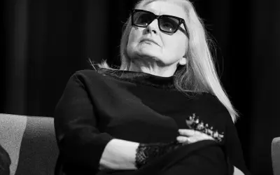 Magda Umer w okularach, z długimi blond włosami, siedzi z rękami skrzyżowanymi na piersi. Jej piosenki magdy umer alfabetycznie mogłyby być tematem tej rozmowy.