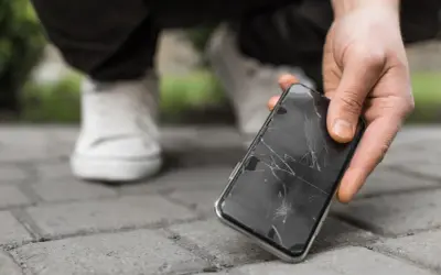 Zepsuty telefon z pękniętą szybką. Zastanawiasz się, ile kosztuje wymiana szybki w telefonie?