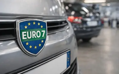 Emblemat EURO 7 na grillu samochodu, symbolizujący nowe, czystsze normy emisji spalin.