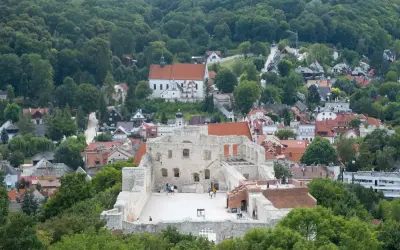 Ruiny zamku w Kazimierzu Dolnym, malownicze miasteczko z kościołem i domami na wzgórzach. Kazimierz Dolny atrakcje zachwycają.