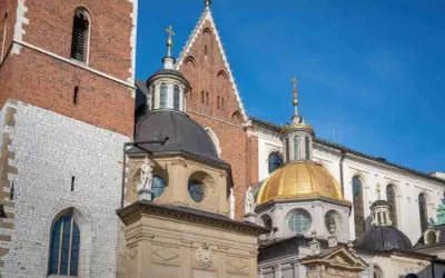 Kto jest pochowany na Wawelu? Królowie, bohaterowie, poeci. Zobacz majestatyczne kopuły Katedry Wawelskiej.