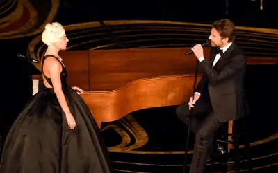 Lady Gaga w czarnej, obszernej sukni i Bradley Cooper w smokingu wykonują piosenkę przy fortepianie. Ich występ to nie jest shallow tekst, lecz głębokie emocje.