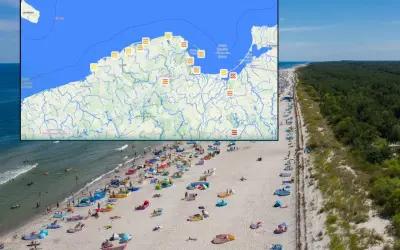 Mapa pokazuje, gdzie jest najcieplejsze morze w Polsce. Widać plażę z turystami i zielony las.