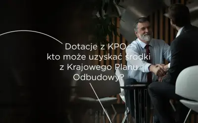 Dwóch mężczyzn w garniturach ściska sobie dłonie. Na pierwszym planie tekst: "Dotacje z KPO - kto może uzyskać środki z Krajowego Planu Odbudowy?".