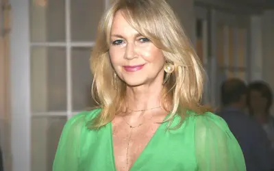 Elegancka kobieta po 60-tce z półdługimi, blond włosami, w zielonej sukience. Idealne fryzury dla pań po 60 włosy półdługie.