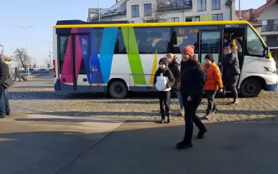 Kolorowy autobus A53 do Kalwarii Zebrzydowskiej, ludzie wysiadają.