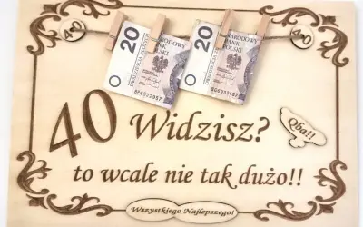Grawer na 40 urodziny z pieniędzmi i napisem "40 Widzisz? to wcale nie tak dużo!!".