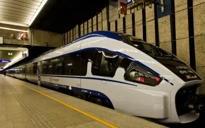 Nowoczesny pociąg PKP Intercity Pesa Dart na peronie, gotowy do podróży z Rzeszowa do Gdańska.
