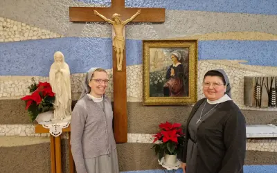 Dwie zakonnice pozują do zdjęcia przy krzyżu i figurze Matki Bożej. 27 stycznia to ważna data dla ich zgromadzenia.