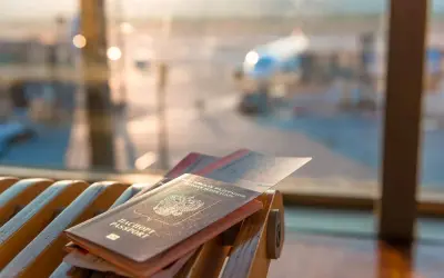 Paszport i bilety lotnicze czekają na podróż. Może to dokument dla konsula, który wyrusza w ważną misję.