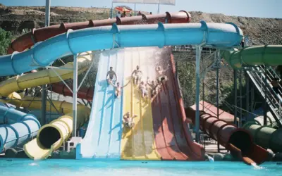 Gente disfrutando de toboganes de agua en lo que parece ser el mejor parque acuático de Europa.