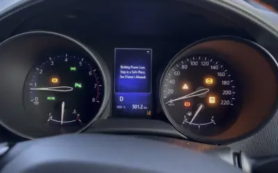 Varning för låg bromseffekt på Toyota C-HR. Flera varningslampor lyser, inklusive ABS och bromssystemet.