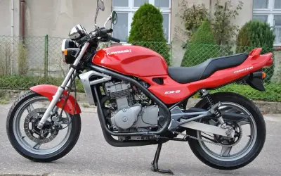 Czerwony Kawasaki ER-5, gotowy na przygodę.