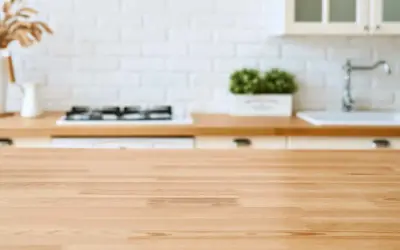 Plan de travail en bois clair, prêt à être vitrifié pour une cuisine moderne et fonctionnelle.