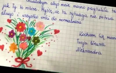 Wzruszający list od wnuczki Aleksandry dla babci, z rysunkiem bukietu kwiatów i serduszek. Mowa pogrzebowa dla babci od wnuczki.