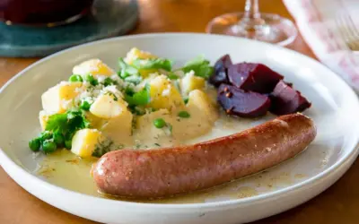 En tallrik med stekt isterband, potatis med ärtor och dill, samt rödbetor. Ett klassiskt svenskt recept som passar perfekt till helgen.