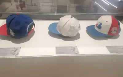 Trzy czapki, w tym niebiesko-czerwona z napisem "MACKER MILLER", biała z napisem "MON", i biało-niebiesko-czerwona z logo Expos. To najciekawsze pamiątki po zmarłych legendach polskiego kina u ich rodzin.
