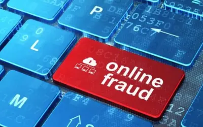 Tastiera con tasto rosso "online fraud" che simboleggia le truffe bancarie.