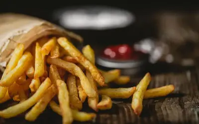 Chrupiące frytki: ile i jak smażyć w oleju? Metoda mistrzów!