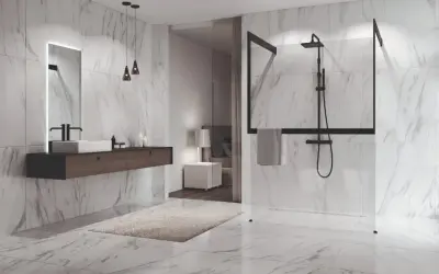 Salle de bain moderne avec murs et sol en marbre. Une douche à l'italienne avec paroi en verre et robinetterie noire. Faut il carreler toute la salle de bain?