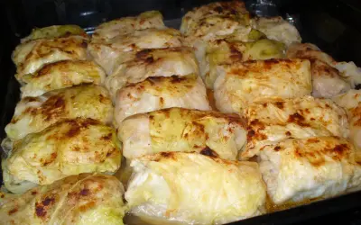 Gołąbki pieczone w piekarniku, złociste i apetyczne. Idealny czas, by sprawdzić, ile pieczemy gołąbki w piekarniku, by były perfekcyjne.